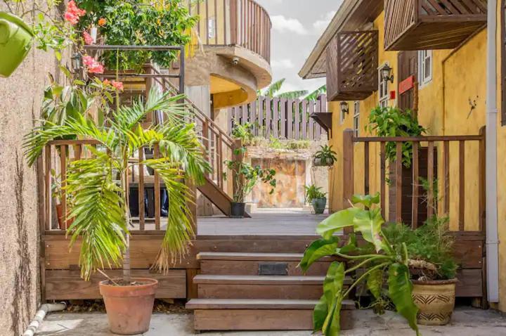 One32 Guesthouse Bejeweled Кингстон Экстерьер фото