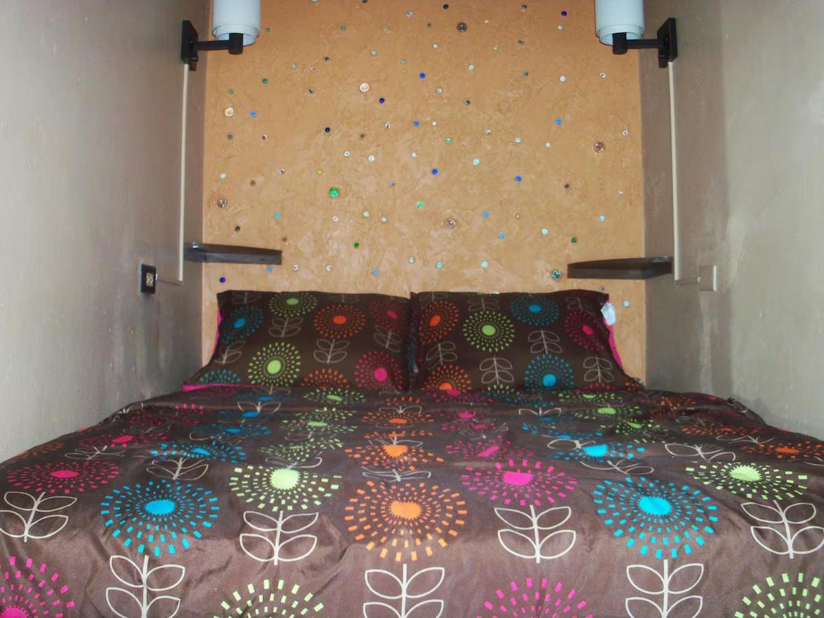 One32 Guesthouse Bejeweled Кингстон Экстерьер фото