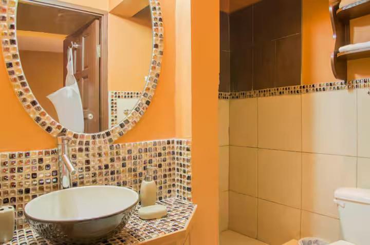 One32 Guesthouse Bejeweled Кингстон Экстерьер фото